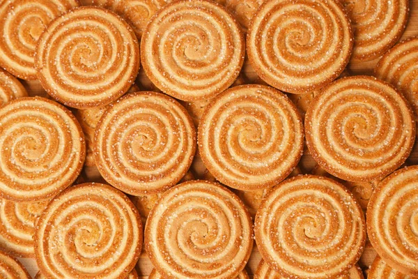 pişmiş bisküvi ile şeker serpilir