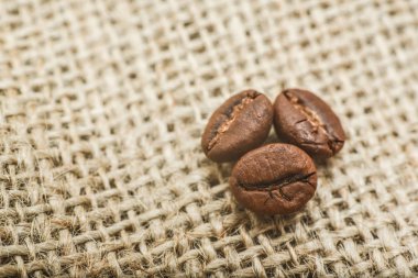 Kahve çekirdekleri torbada.