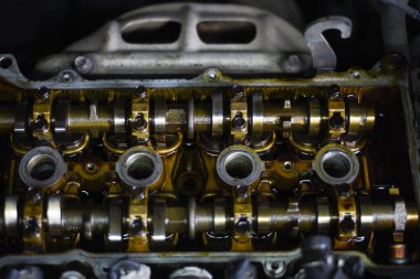 İçten yanmalı motorun başının onarımı
