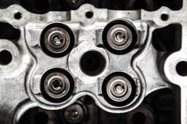 İçten yanmalı motorun başının onarımı