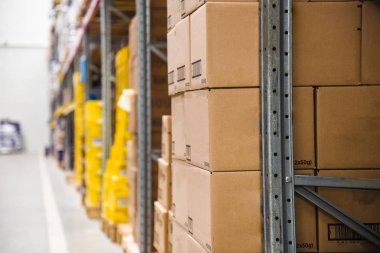 Malları olan büyük bir depo