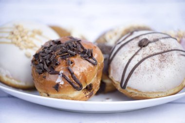 Plaka üzerinde birkaç çörek