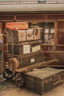 Vintage Fotoğraf yakın bavul eski buharlı tren (lokomotif yanındaki up)