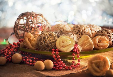 Büyük plaka üzerinde bokeh karşı ahşap masa süslemeleri (el yapımı Balonlar, kuru çiçekler, kırmızı zinciri) bulunmaktadır