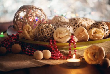 Büyük plaka üzerinde bokeh karşı ahşap masa süslemeleri (el yapımı Balonlar, kuru çiçekler, kırmızı zinciri) bulunmaktadır