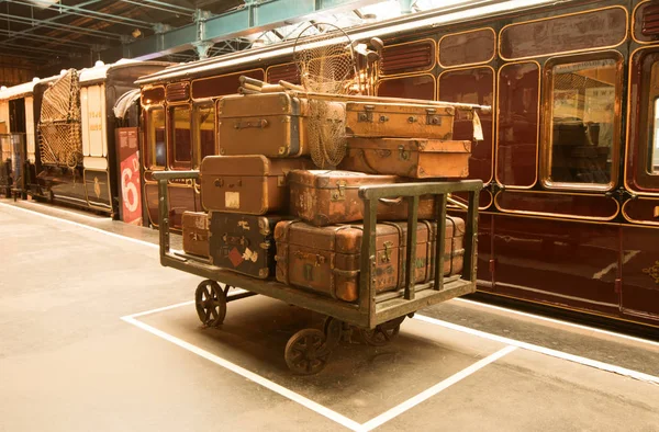 Eski Buhar Treninin Yanındaki Platformda Bulunan Bavulların Klasik Fotoğrafı Lokomotif — Stok fotoğraf