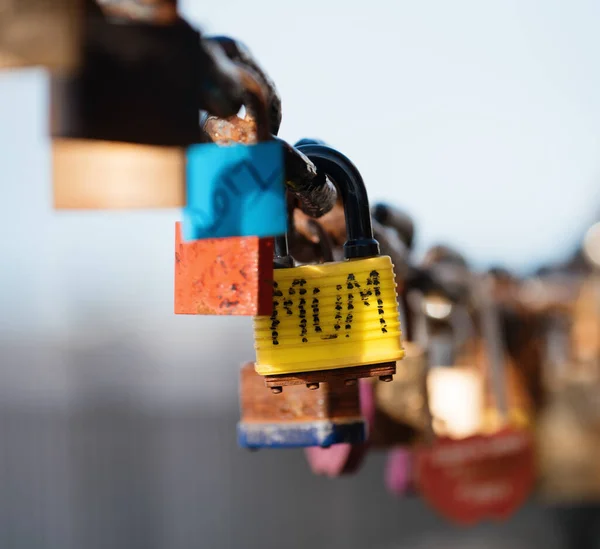 Närbild Hänglås Hängande Kedjelänk Bron Staketet — Stockfoto