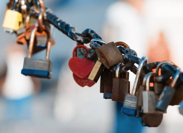 Sluiting Van Een Hangslot Hangend Aan Ketting Link Van Brug — Stockfoto