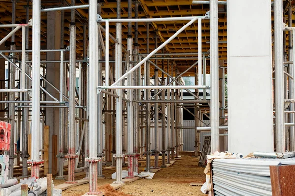 Askıya alınmış beton döşeme sistemi bacakları