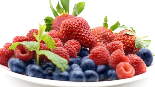 Verschiedene Frische Sommerbeeren Himbeere Brombeere Erdbeere Mit Einem Blatt Auf — Stockfoto