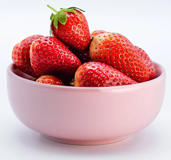 新鲜的夏季草莓 叶子在粉红碗中 与白色背景隔离 — 图库照片