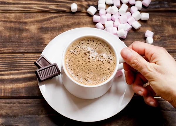 Kaffeekanne Der Hand Auf Kleinem Teller Mit Zwei Kleinen Schokoladen — Stockfoto