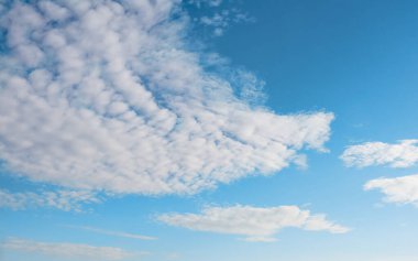 Beyaz sirrus, tüylü bulutlar ilkbahara karşı açık mavi bulutlu gökyüzü İngiltere 'de güneşli bir günde