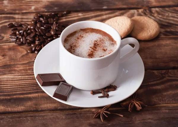 Kaffeekanne Mit Schaum Schokolade Kuchen Herzförmigen Kaffeebohnen Auf Dem Holztisch — Stockfoto