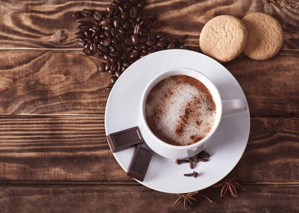 Kaffeekanne Mit Schaum Schokolade Kuchen Herzförmigen Kaffeebohnen Auf Dem Holztisch — Stockfoto