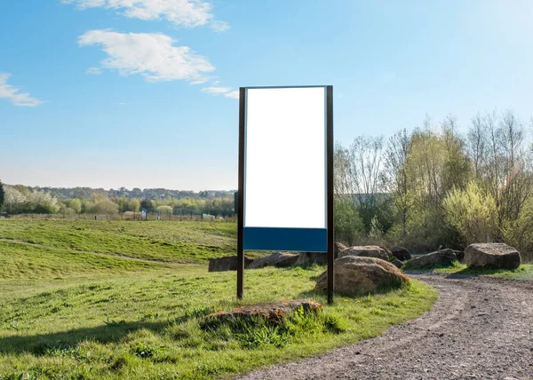 Cartelera Blanco Maqueta Campo Verde Junto Carretera Del Campo Contra —  Fotos de Stock