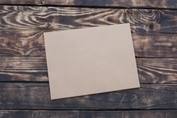Bir Işi Zarf Içine Beyaz Kağıt Eski Kahverengi Ahşap Masa — Stok video