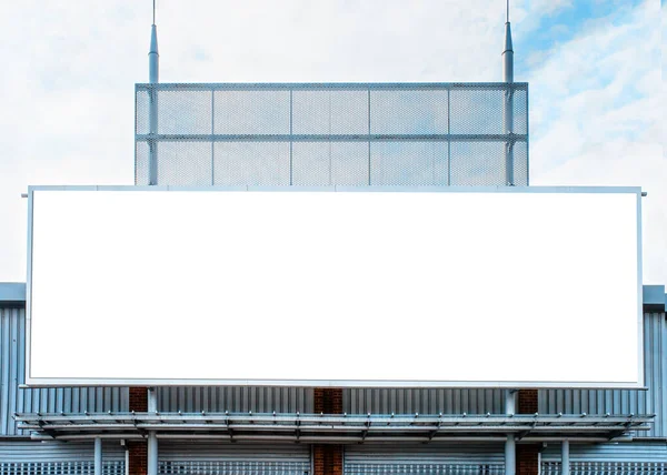 Cartellone Bianco Modello Negozio Contro Cielo Blu Nuvoloso — Foto Stock