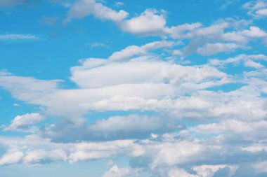 Beyaz sirrus, tüylü bulutlar ilkbahara karşı açık mavi bulutlu gökyüzü İngiltere 'de güneşli bir günde