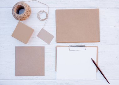 Boş farklı eşyalar, hediye kutuları, zarflar, kartlar, çarşaflar, ahşap zemin üzerinde ip.