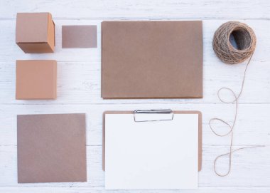 Boş farklı eşyalar, hediye kutuları, zarflar, kartlar, çarşaflar, ahşap zemin üzerinde ip.