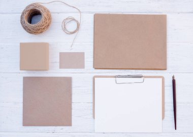 Boş farklı eşyalar, hediye kutuları, zarflar, kartlar, çarşaflar, ahşap zemin üzerinde ip.