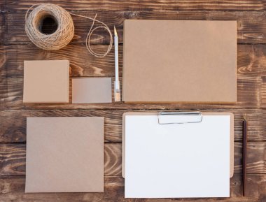 Boş farklı eşyalar, hediye kutuları, zarflar, kartlar, çarşaflar, ahşap zemin üzerinde ip.