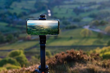 Tipik İngiltere kırsalının Yorkshire manzarasının fotograflarını çekiyorlar.