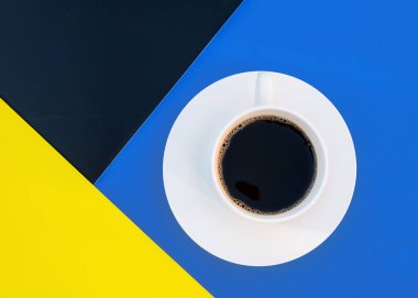 Mavi ve sarı arka planda beyaz kahve.