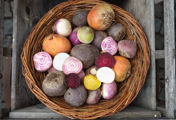 Rote Beete im Weidenkorb