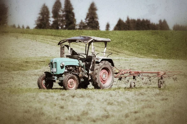 Alter Traktor  auf Wiese — Stockfoto