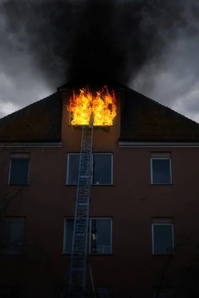 Rauchmelder vor brennendem Haus — Zdjęcie stockowe