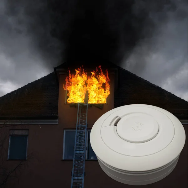 Rauchmelder vor brennendem Haus