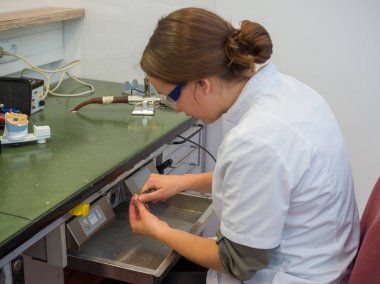 Diş bir laboratuarda çalışan kadın diş teknisyeni