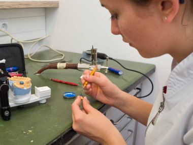 Diş bir laboratuarda çalışan kadın diş teknisyeni