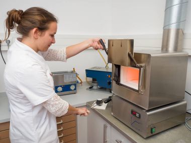 Diş bir laboratuarda çalışan kadın diş teknisyeni
