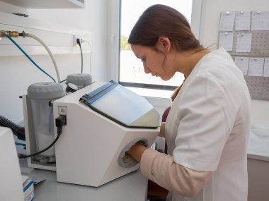 Diş bir laboratuarda çalışan kadın diş teknisyeni