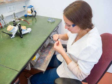 Diş bir laboratuarda çalışan kadın diş teknisyeni