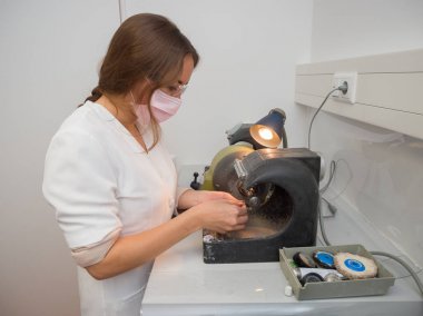 Diş bir laboratuarda çalışan kadın diş teknisyeni