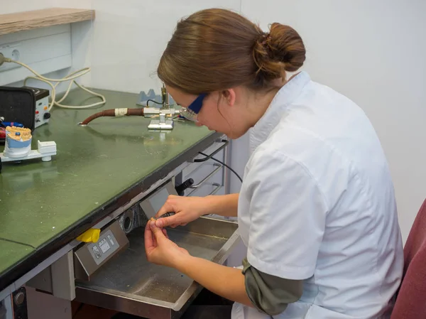 Diş bir laboratuarda çalışan kadın diş teknisyeni