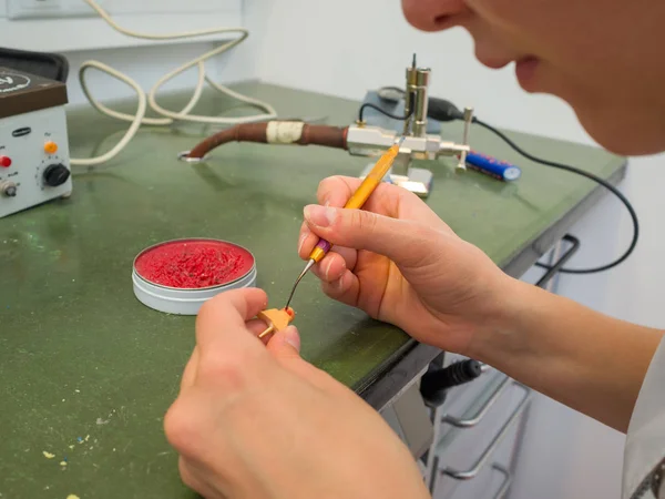 Diş bir laboratuarda çalışan kadın diş teknisyeni