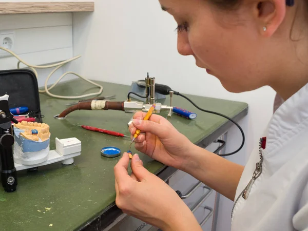 Diş bir laboratuarda çalışan kadın diş teknisyeni