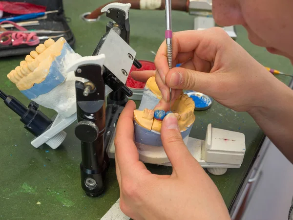 Diş bir laboratuarda çalışan kadın diş teknisyeni