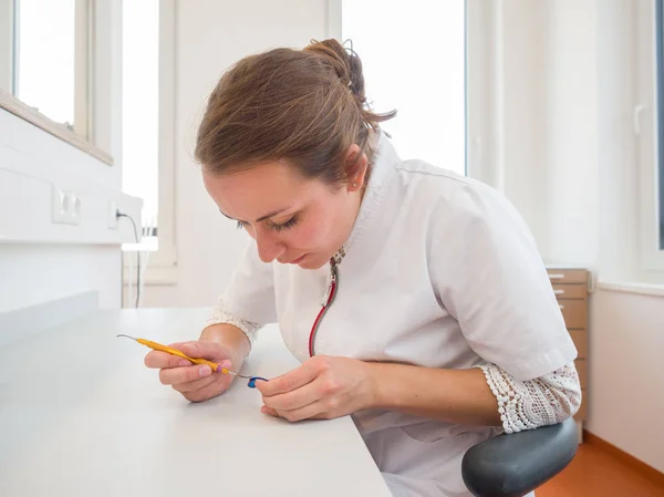 Diş bir laboratuarda çalışan kadın diş teknisyeni