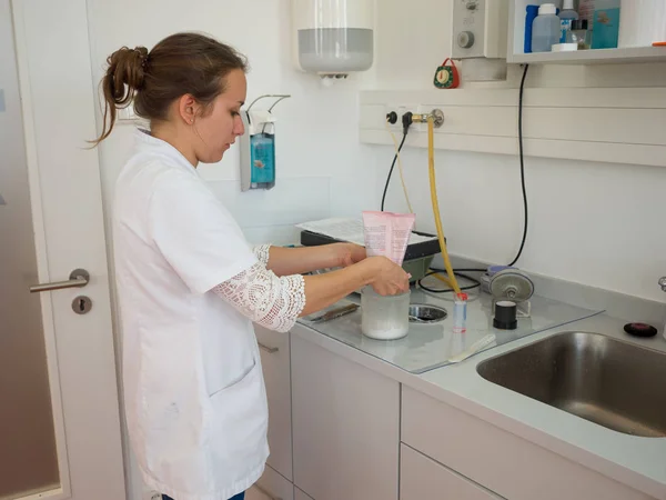 Diş bir laboratuarda çalışan kadın diş teknisyeni
