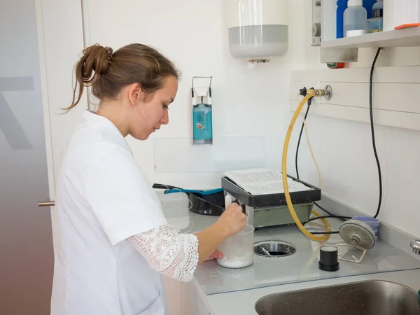 Diş bir laboratuarda çalışan kadın diş teknisyeni