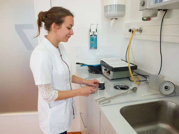Diş bir laboratuarda çalışan kadın diş teknisyeni