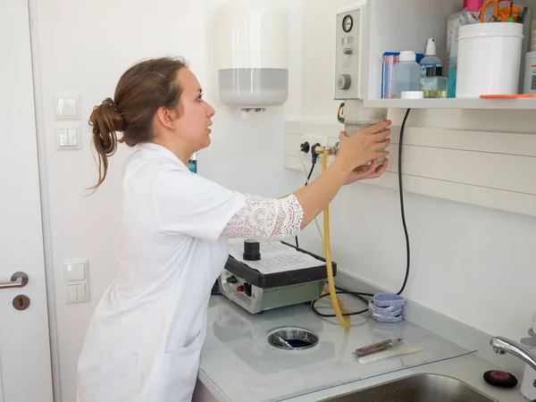 Diş bir laboratuarda çalışan kadın diş teknisyeni