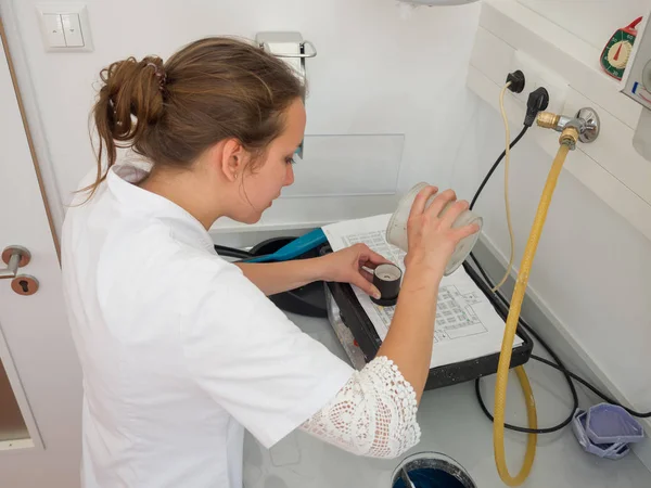 Diş bir laboratuarda çalışan kadın diş teknisyeni