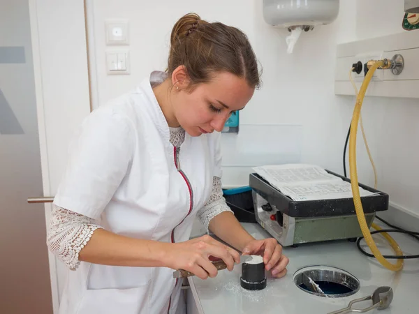 Diş bir laboratuarda çalışan kadın diş teknisyeni